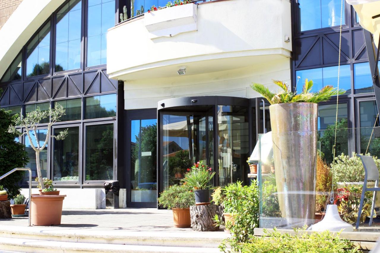 Hotel Ombra Riccione Exterior foto